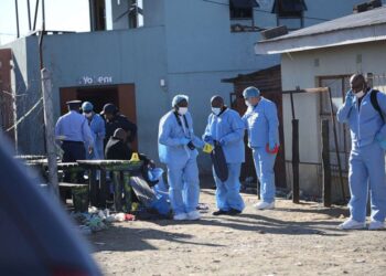 Sigue el misterio por la muerte de 21 adolescentes en un club nocturno de Sudáfrica