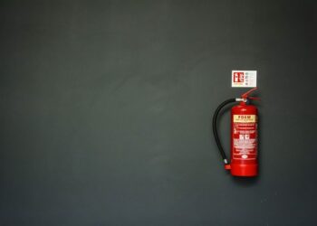 Extintor en pared oscura