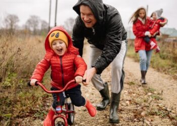 Padre con niño en bicicleta