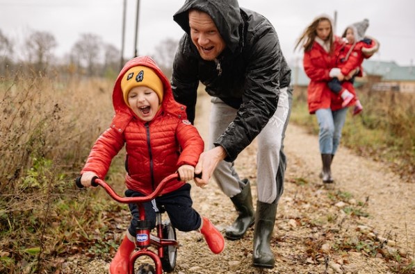 Padre con niño en bicicleta