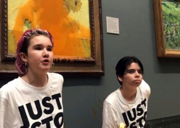 Activistas climáticos tiran sopa a pintura de Vincent van Gogh para protestar contra el petróleo