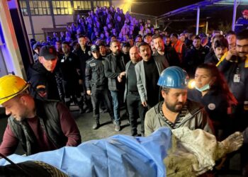 Autoridades: 25 muertos, muchos atrapados en explosión de mina de carbón en Turquía