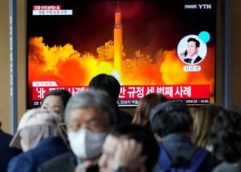 Corea del Norte dispara misiles y proyectiles de artillería y enciende las tensiones