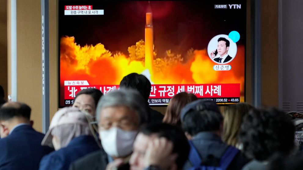 Corea del Norte dispara misiles y proyectiles de artillería y enciende las tensiones