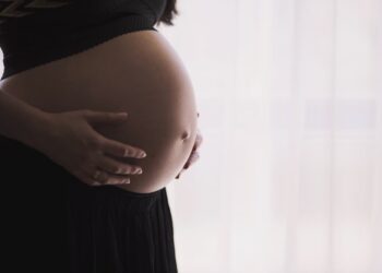 Mujer embarazada tocandose la barriga