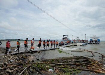 Venezuela migrants walk to a boat that will take them to Acandi, from Necocli, Colombia, Thursday, Oct. 13, 2022. Some Venezuelans are reconsidering their journey to the U.S. after the U.S. government announced on Oct. 12 that Venezuelans who walk or