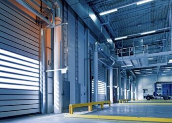 Tipos de puertas industriales y cuáles son las ventajas de invertir en una