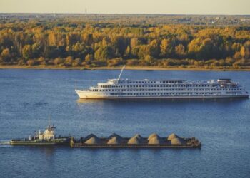 Crucero fluvial en transito