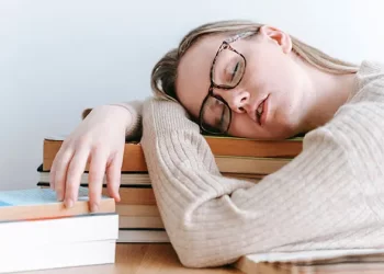 ¿Cuántas horas debe dormir una persona que estudia?