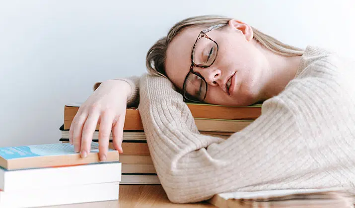 ¿Cuántas horas debe dormir una persona que estudia?