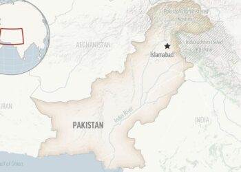 Policía: militantes matan a 3 policías en el noroeste de Pakistán