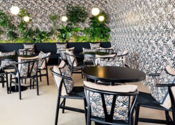 Restaurante con papel pintado