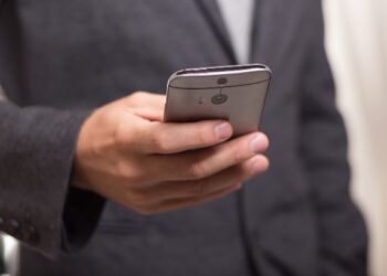 Hombre trajeado con teléfono en la mano