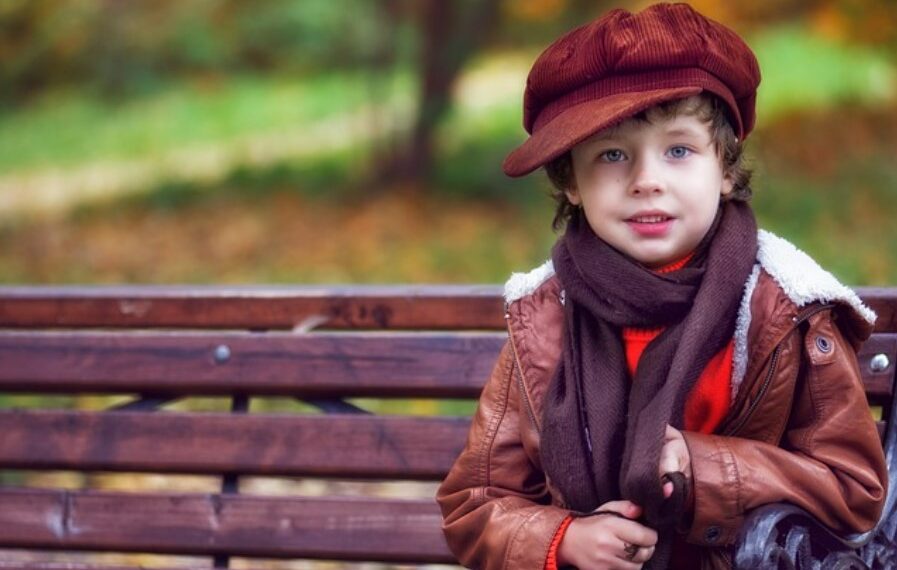 Niño a la moda de otoño