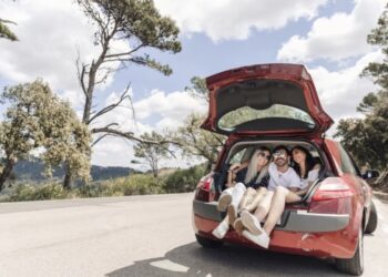 Amigos en maletero de coche
