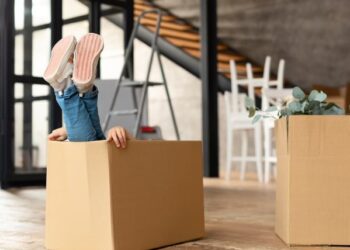 Niña en caja de mudanza