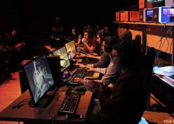 Jovenes jugando a e-sports en competición