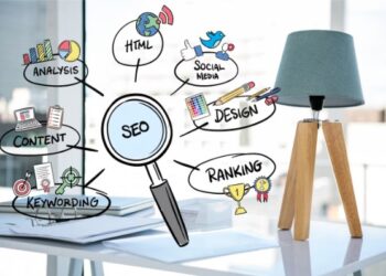 Lupa SEO sobre fondo de escritorio de trabajo