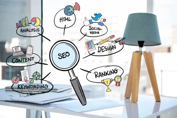 Lupa SEO sobre fondo de escritorio de trabajo