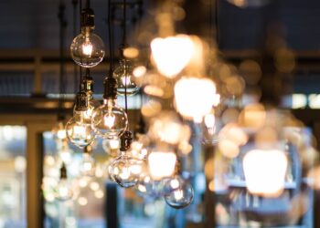 Lámparas y luces decorativas en salón moderno