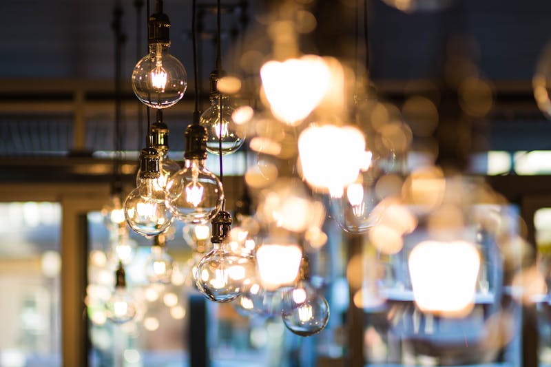 Lámparas y luces decorativas en salón moderno