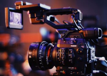 Pantalla de cine proyectando documental