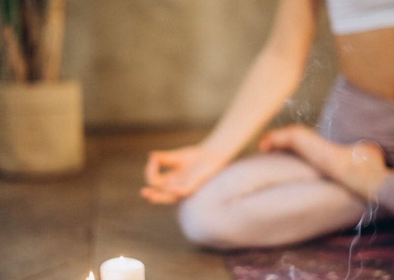 Persona practicando meditación y mindfulness