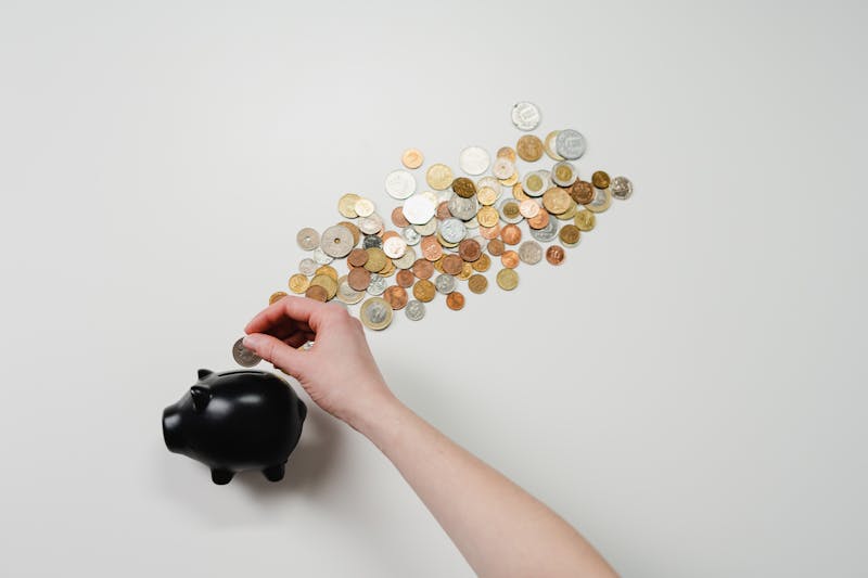 Niño aprendiendo sobre dinero y ahorro