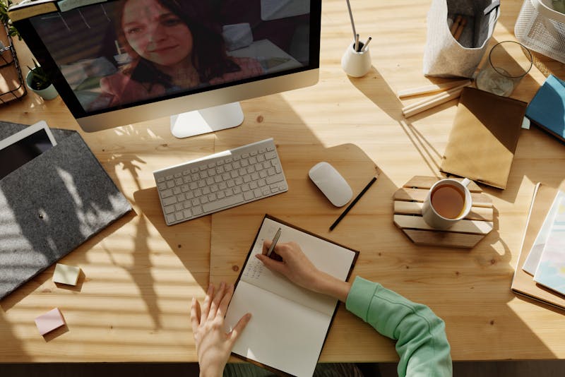 Persona estudiando en ordenador portátil con curso online