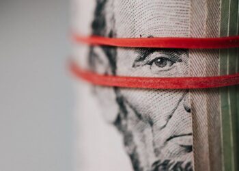 Hucha y monedas representando ahorro inteligente