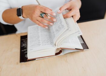 Persona adulta estudiando idiomas con libros y cuadernos