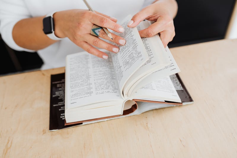 Persona adulta estudiando idiomas con libros y cuadernos