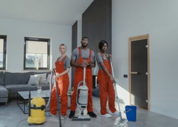 Ropa organizada con método KonMari en armario