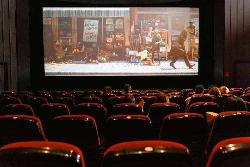Libros y palomitas de cine representando adaptaciones cinematográficas